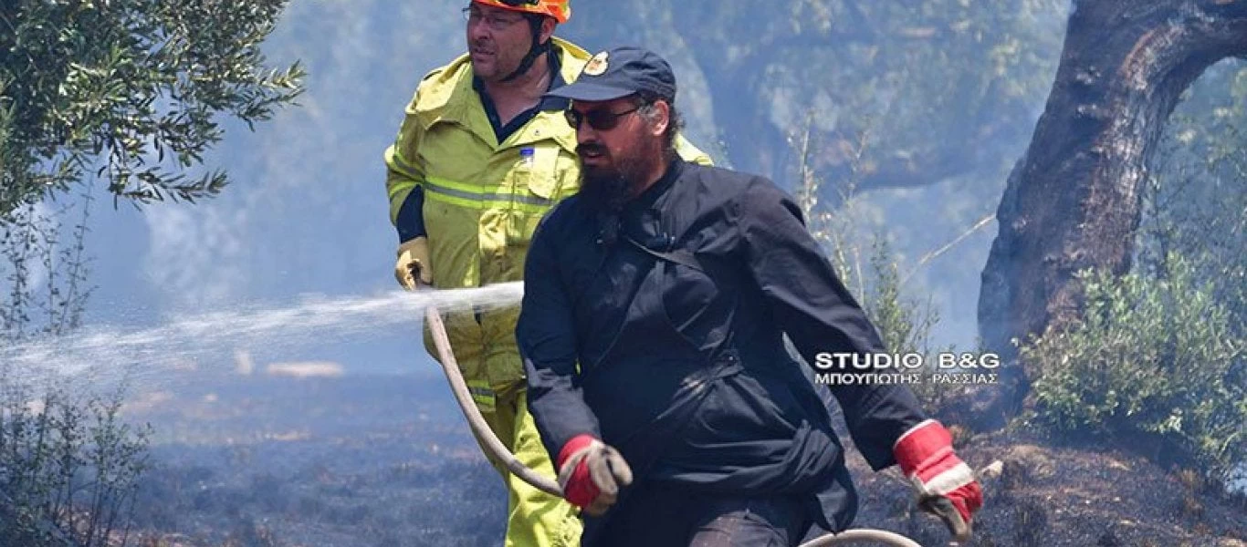 Ιερέας και εθελοντής αρχιπυροσβέστης στη μάχη με τις φλόγες στη φωτιά στο Ναύπλιο